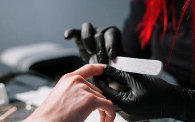 Zo breng je een mooie set gel nagels aan bij jezelf